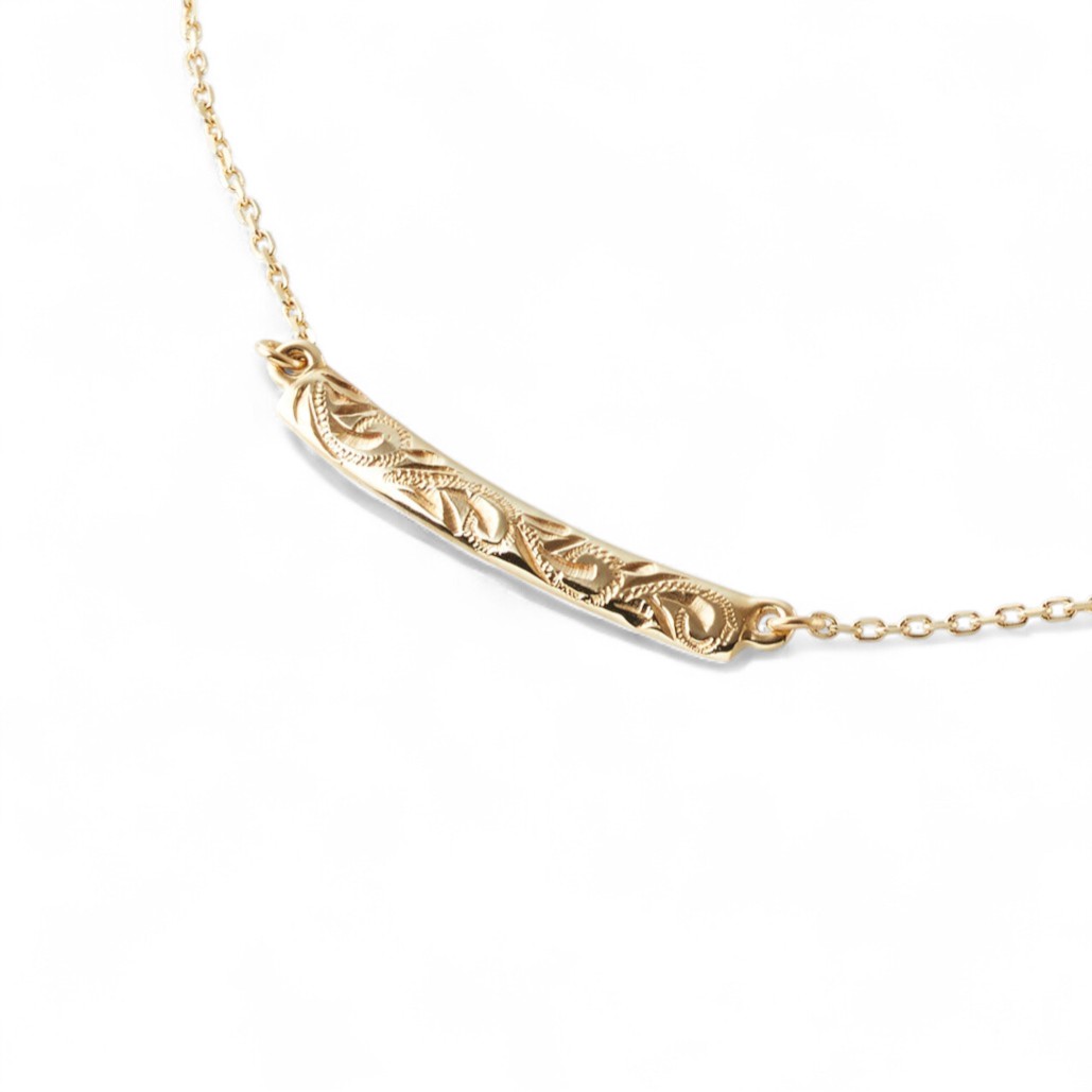 Rのついた繊細な波柄チャームがスタイリッシュな印象