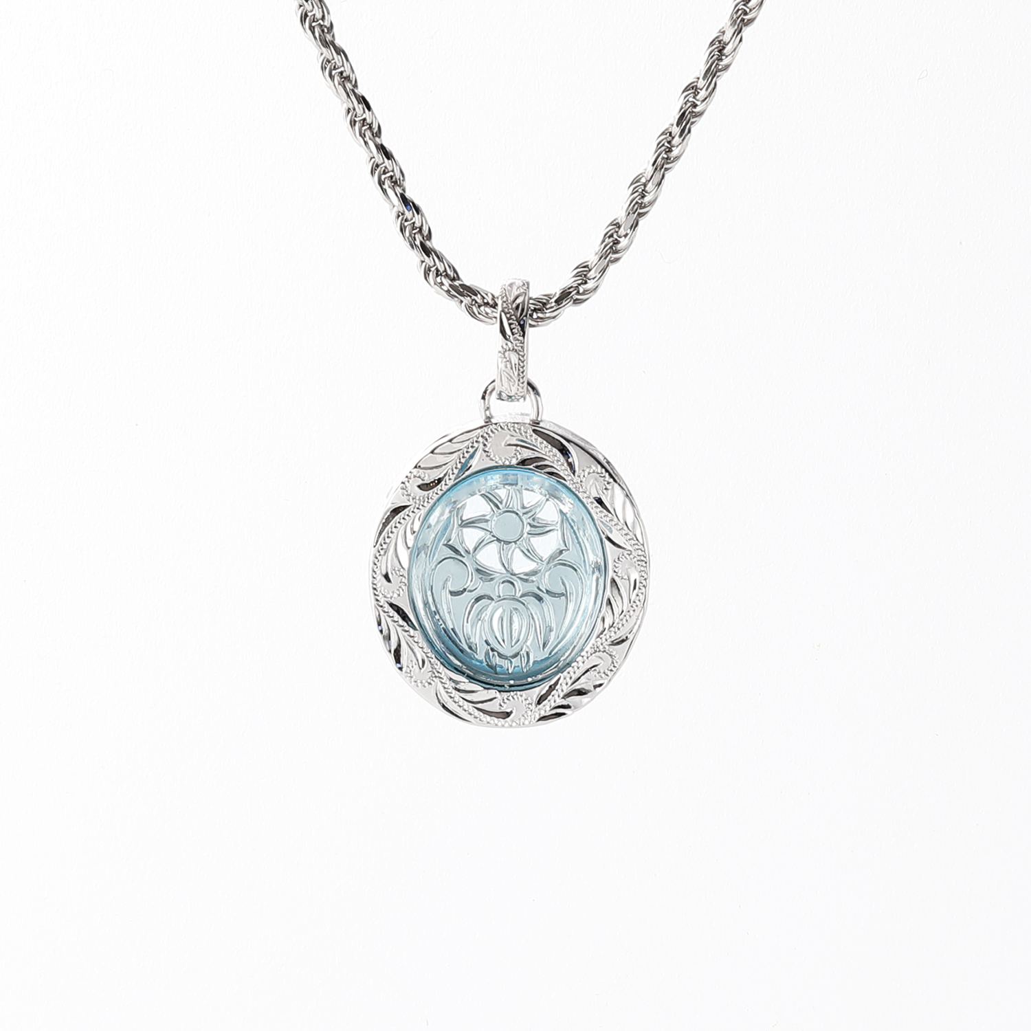 海の中を映し出すようなブルートパーズの透明な青