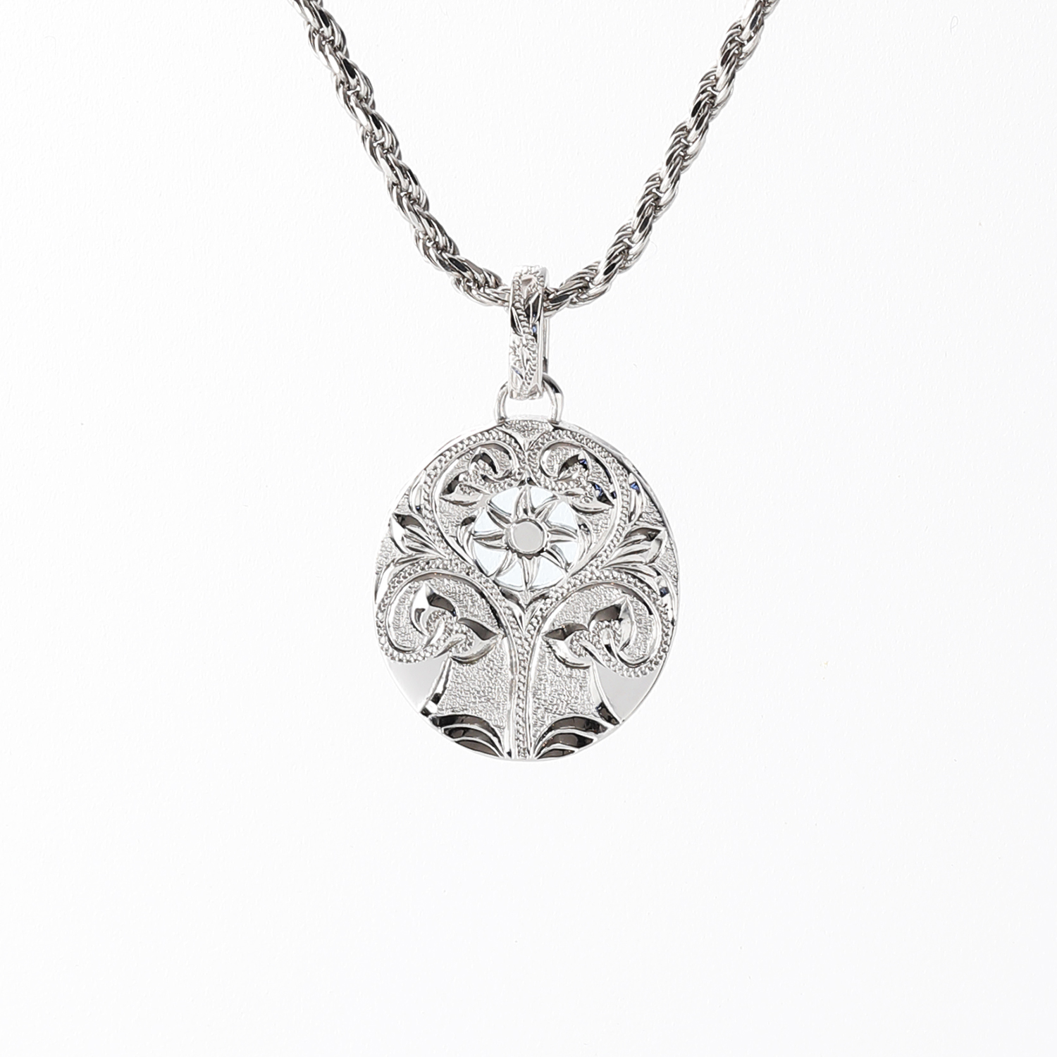 裏面にも繊細な手彫りを入れています