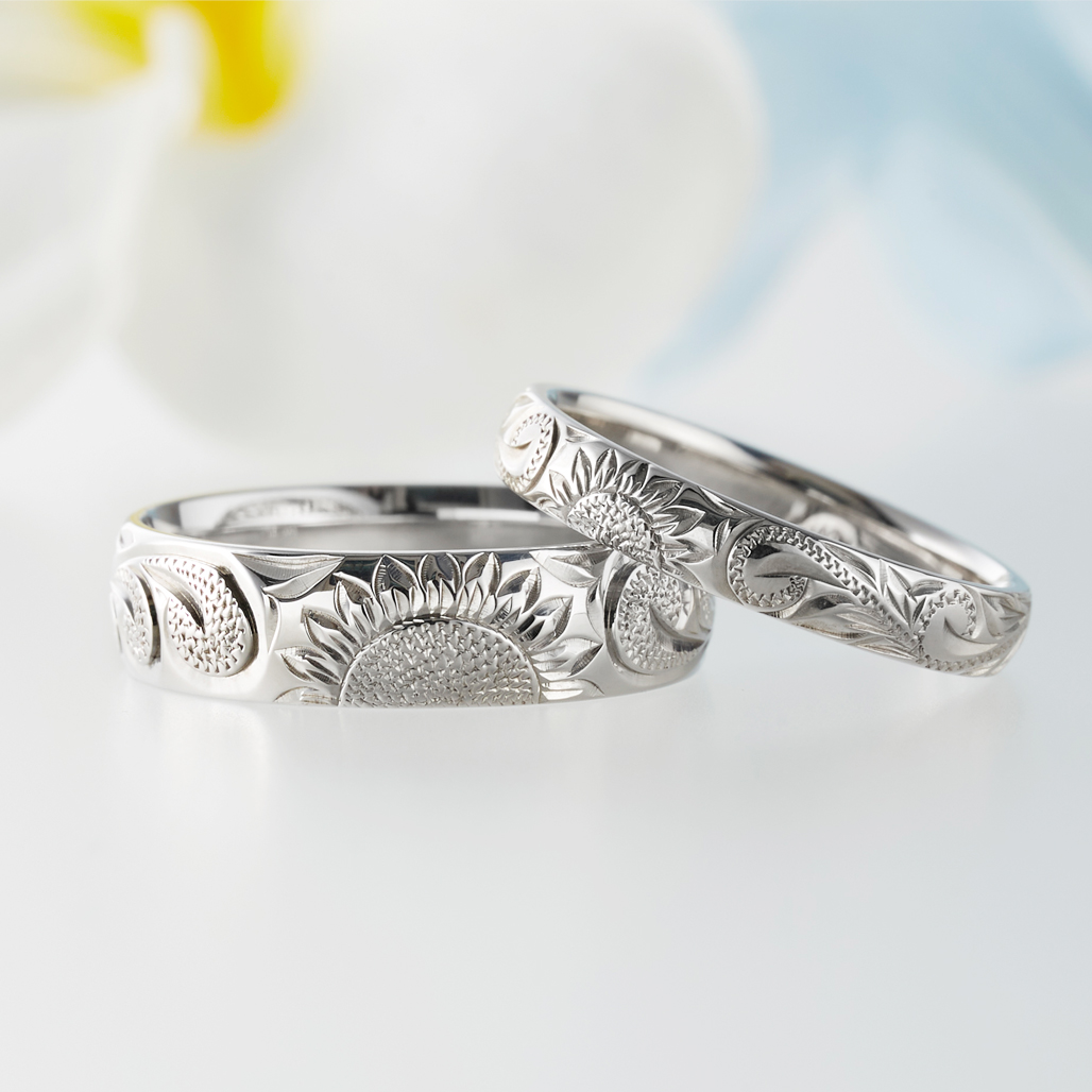 右：カイウラニ3ｍｍリング、彫りパターン：ヘリテイジスクロール<br>左：カイウラニ5ｍｍリング、彫りパターン：プアナニスクロール